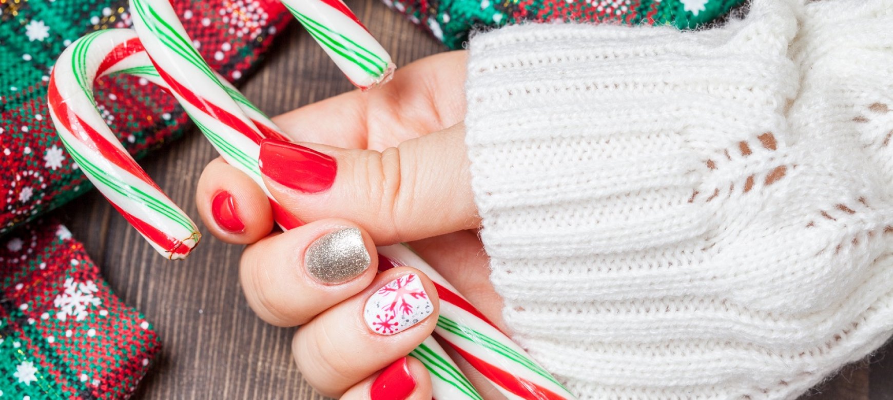 Christmas Nails: Alle Designs und Farben, die Sie benötigen, um glänzende Nägel für die Feiertage zu haben!